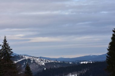 Kışın karla kaplı dağlar