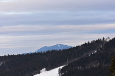 Kışın karla kaplı dağlar