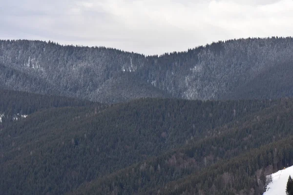 冬は雪に覆われた山 — ストック写真