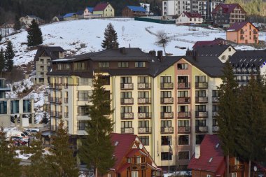 Karpatlar 'daki dağ köyü karla kaplıydı.