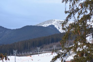 Karpatlar 'daki dağ köyü karla kaplıydı.