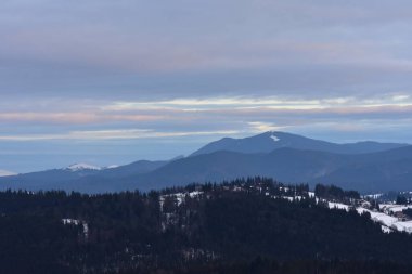 Karpatlar 'daki dağ köyü karla kaplıydı.