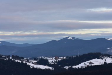 Karpatlar 'daki dağ köyü karla kaplıydı.