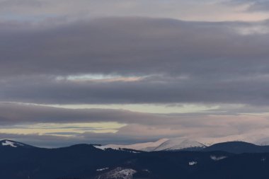Karpatlar 'daki dağ köyü karla kaplıydı.