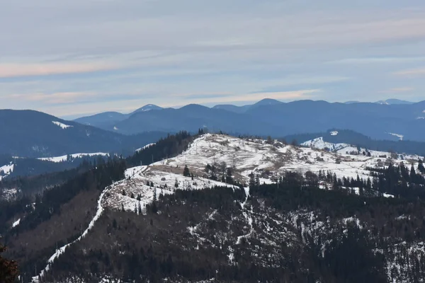 Karpatlar Daki Dağ Köyü Karla Kaplıydı — Stok fotoğraf