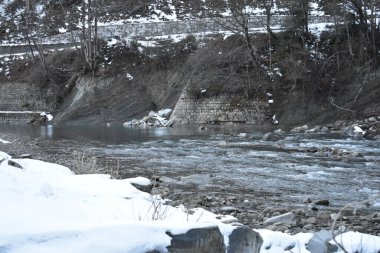 Kışın dağ nehri