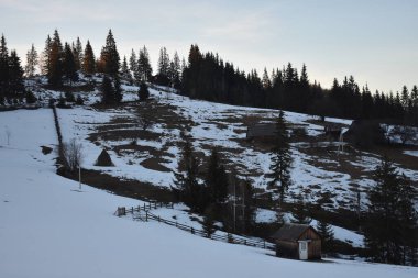 Kışın dağlarda gün batımı