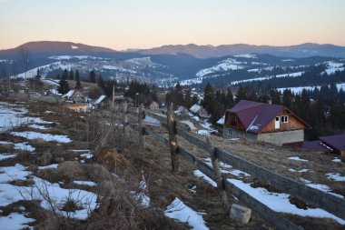 Kışın dağlarda gün batımı