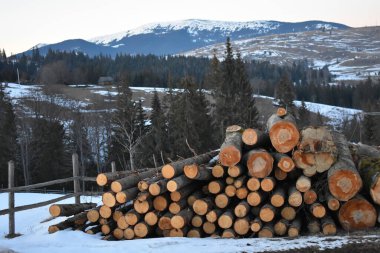 Kışın dağlarda gün batımı