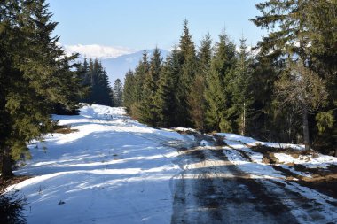 Kışın dağlarda gün batımı