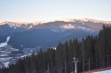 Kış dağlarında gün batımı