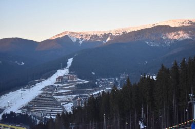 Kış dağlarında gün batımı