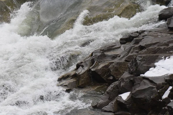 Gebirgsfluss Winter — Stockfoto