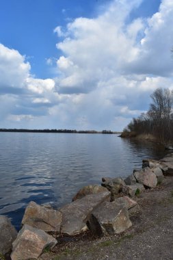 Bahar güneşli bir günde kümülüs bulutları