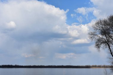Bahar güneşli bir günde kümülüs bulutları