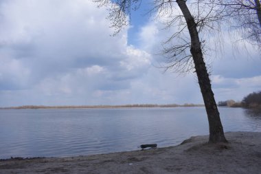 Bahar güneşli bir günde kümülüs bulutları