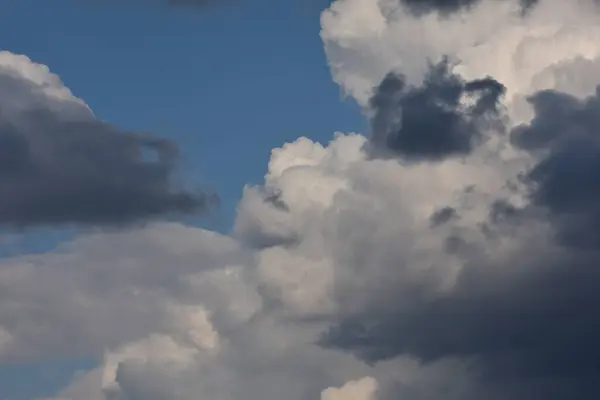Cumulus Nuvens Primavera Dia Ensolarado — Fotografia de Stock