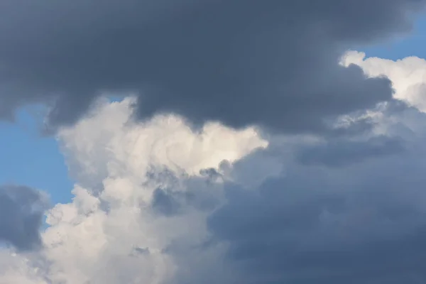 Bahar Güneşli Bir Günde Kümülüs Bulutları — Stok fotoğraf