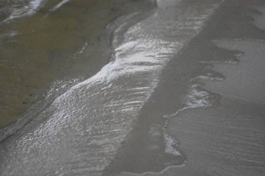 Kumsalda dalgalar, yakın çekim, sığ alan derinliği