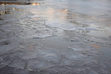 Kırık buz kışın nehirde, fotoğrafa yakın.