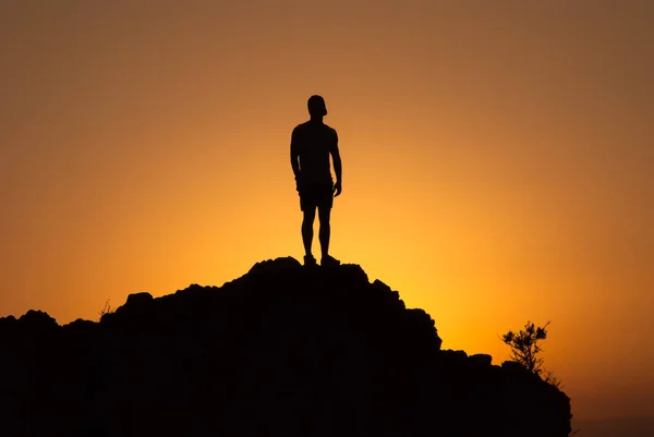 Silhouette Homme Sur Montagne Regardant Coucher Soleil Debout — Photo