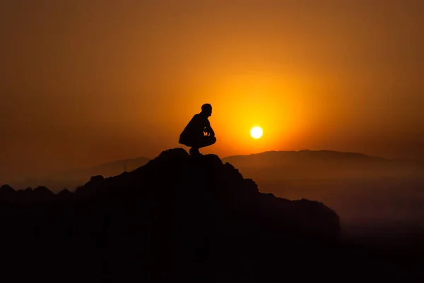 Silhouette Homme Sur Montagne Regardant Coucher Soleil Assis — Photo