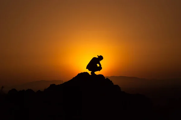 Σιλουέτα Ενός Άντρα Στο Βουνό Βλέπει Ηλιοβασίλεμα Κάθεται — Φωτογραφία Αρχείου
