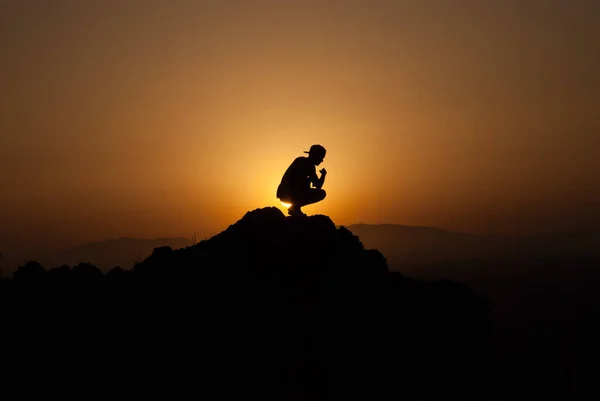 Silhouette Homme Sur Montagne Regardant Coucher Soleil Assis — Photo