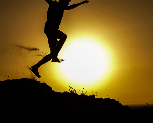Silueta Člověka Skok Dunách Pláže Před Sluncem Při Západu Slunce — Stock fotografie