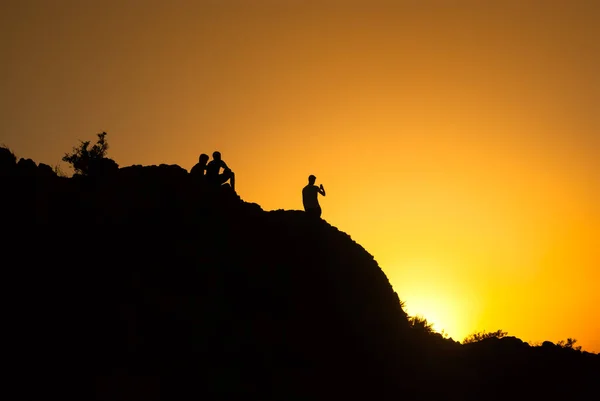 Skupina Chlapců Siluetě Fotografování Při Západu Slunce Mobilem Hor — Stock fotografie