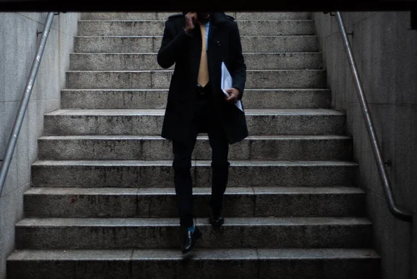 Preto Homem Terno Caminha Para Baixo Metrô Escadas Enquanto Falando — Fotografia de Stock