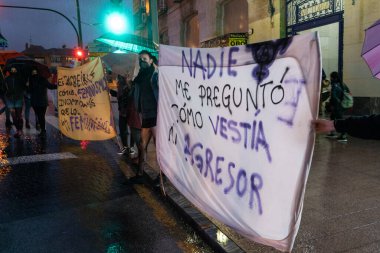Kadınlar Günü 'nde 8M manifestosunda kadın haklarını savunan bir grup kadın. COVID-19 'dan uzak duruyorum. Kadın, kadın hakları için bir protesto posteri tutuyor. Yağmur yağarken kadın hakları bir tezahürat.