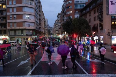 Kadınlar Günü 'nde 8M manifestosunda kadın haklarını savunan bir grup kadın. COVID-19 'dan uzak duruyorum.