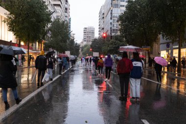 Kadınlar Günü 'nde 8M manifestosunda kadın haklarını savunan bir grup kadın. COVID-19 'dan uzak duruyorum.