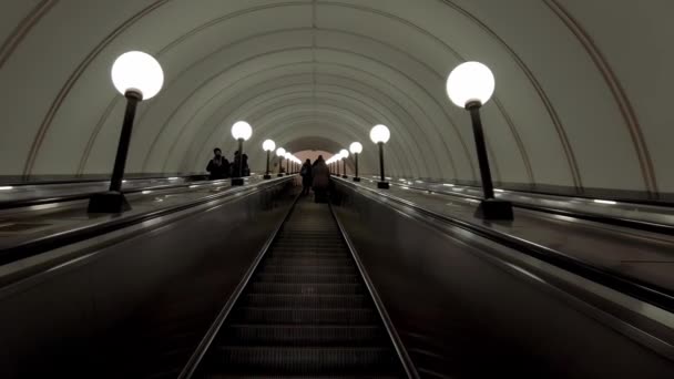 Moscou, Russie - 6 nov. 2020 : Des Russes masqués marchent et utilisent un escalier roulant à la station de métro. Distance sociale. COVID-19. Coronavirus. FOOTAGE 4K — Video