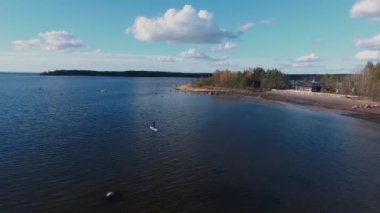Finlandiya Körfezi 'nde sörfçülerin hava görüntüsü. Aşırı su sporları. Yaz, açık hava
