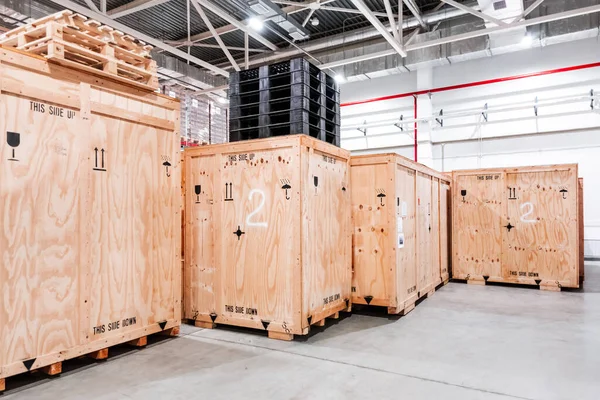 Dřevěné krabice ve skladišti. Krabice ze dřeva pro balení průmyslových strojů. Skladování. Balení hotových výrobků z rostlin. Prodej obalových materiálů. Stock Obrázky