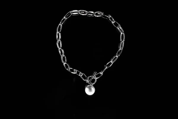 银制珠宝链，镶嵌有黑色背景的奖章 — 图库照片