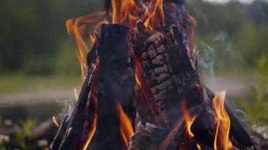 Ormanda şenlik ateşi, kamp ateşinde alevler, ağır çekim