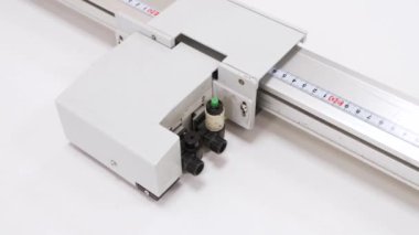 Yüksek hassasiyetli dijital kesme sistemi, düz yatak kesici, fabrikada plastik çarşaf ile çalışırken yönlendirici, sergi. Teknoloji, endüstriyel, robot, elektronik, üretim, üretim konsepti. 4K