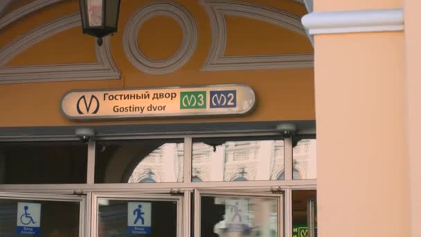 Sint-Petersburg, Rusland. Mensen op de hoofdstraat van Sint-Petersburg Nevsky Prospekt. Jonge mooie meid en andere mensen stappen uit de metro bij het Gostiny Dvor station. 4K — Stockvideo