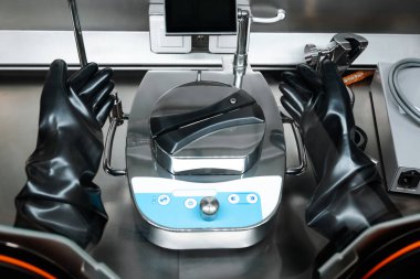 Eczacılık veya kimyasal imalat fabrikası veya sanayi alanlarında uzmanlaşmış ekipmanların kapatılması