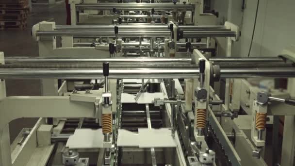 Industriële drukmachine verwerkingsdozen — Stockvideo