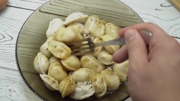 Traditionelle russische Pelmeni, Ravioli, Knödel mit Fleisch auf Holzgrund. Design und Food-Styling-Idee zum Verkauf. Home Food Restaurant, Menü oder Kochbuchkonzept. 4K FOOTAGE — Stockvideo