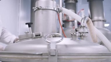 Tablet hapları için üretim hattı. İlaç üretimi. İlaç Endüstrisi. Eczacılık Malzemeleri. İlaç İmalatı. Hap Paketleme Makinesi.