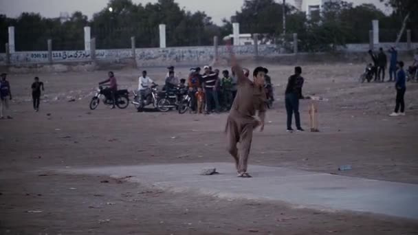 KARACHI - 24 februari 2021: Unga män spelar cricket i en park i Karachi, Pakistan — Stockvideo