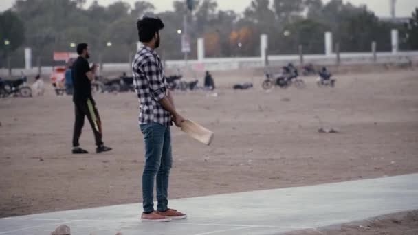 KARACHI - 24 de febrero de 2021: Jóvenes jugando al cricket en un parque en Karachi, Pakistán — Vídeos de Stock