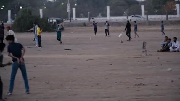 KARACHI - 24 februari 2021: Unga män spelar cricket i en park i Karachi, Pakistan — Stockvideo