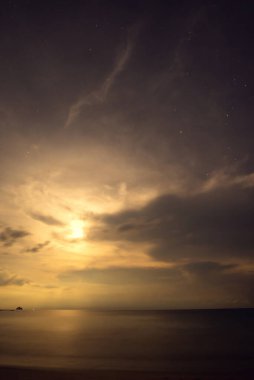 Geceleri okyanusta Ay 'a uzun süre maruz kalmak. Pasifik Okyanusu üzerinde yıldızlı bir gece