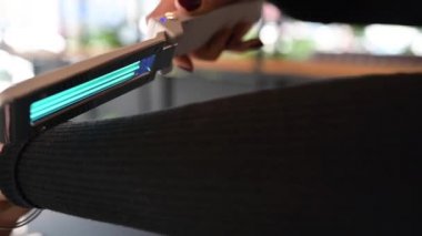 Restoran çalışanı ya da tüccar, Coronavirus 'un yayılmasını engellemek için masaları alkol spreyiyle dezenfekte ediyor. Temizleme çubuğu